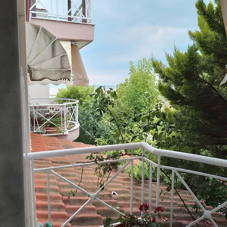 House * Paralia Dionysiou